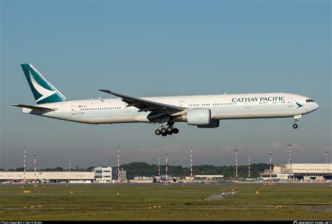 Cathay Pacific 777 .